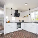 8 Person In Romo-by Traum
