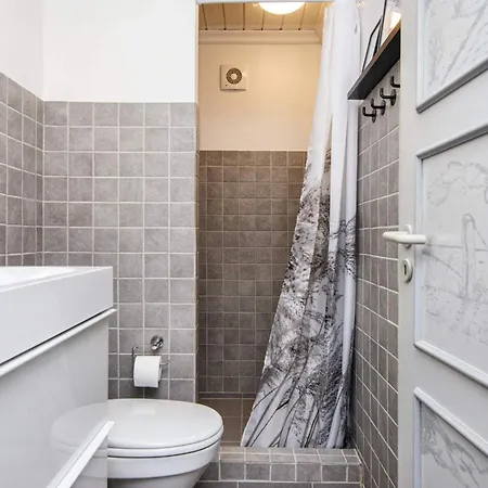 8 Person In Romo-by Traum *