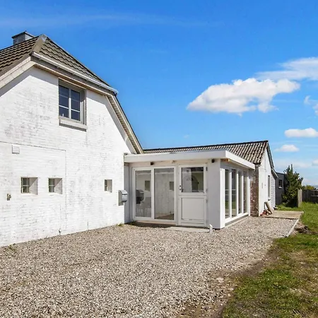 8 Person In Romo-by Traum